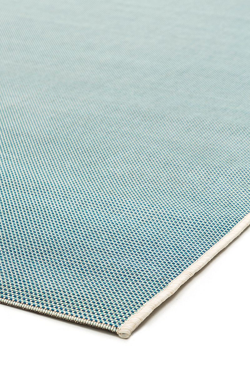 Dies ist der Dotty Teppich in der Farbe Blau. Alle Teppiche von Brom-Living sind äusserst robust und auch wasserdicht.