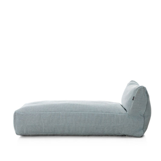 Dies ist der Long Chair Sessel in Pastellblau von Brom-Living.