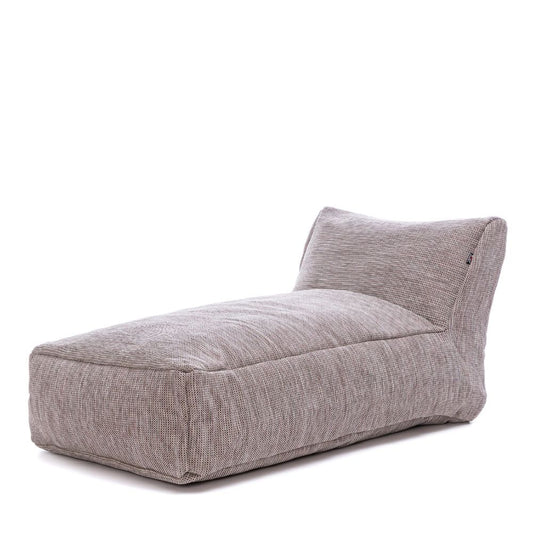 Dies ist der Long Chair Sessel in Pflaume von Brom-Living.