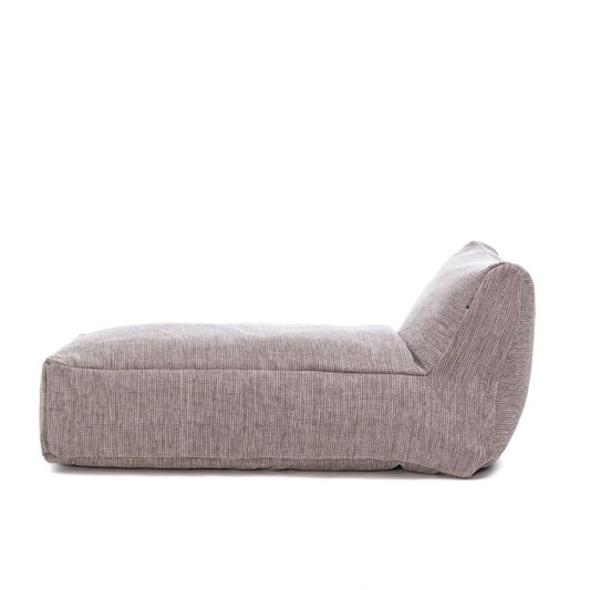 Dies ist der Long Chair Sessel in Pflaume von Brom-Living.