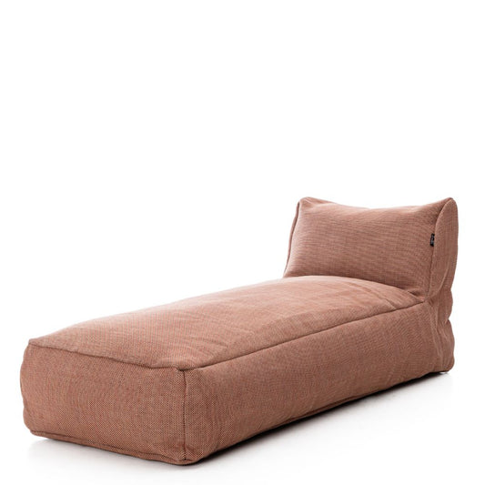 Dies ist der Long Chair Sessel in Terrakotta von Brom-Living.