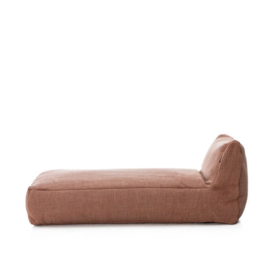 Dies ist der Long Chair Sessel in Terrakotta von Brom-Living.